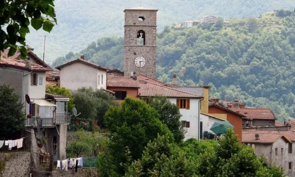 Masso di 30 tonnellate cade sulla strada, tragedia sfiorata in Garfagnana