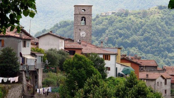 Masso di 30 tonnellate cade sulla strada, tragedia sfiorata in Garfagnana