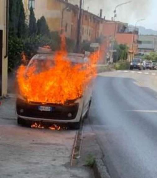 Furgone a fuoco in centro Paura e traffico nel caos