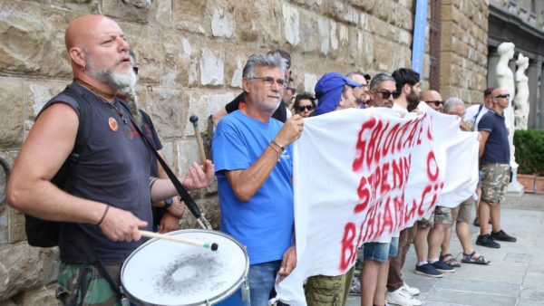 Gkn, protesta a oltranza: “Sbloccate gli stipendi o blocchiamo la città”