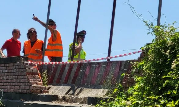 Con l'auto contro il muro del ponte, poi la lascia in un parcheggio e fugge