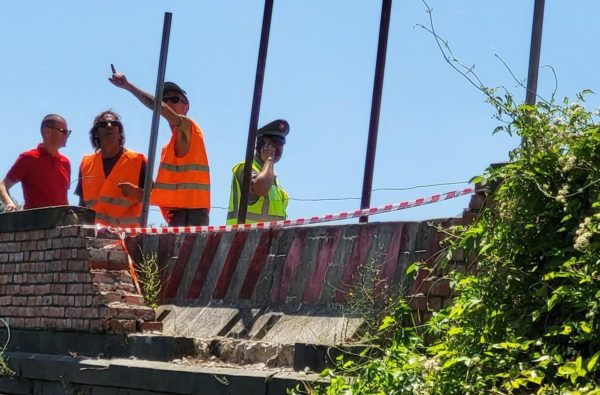 Con l'auto contro il muro del ponte, poi la lascia in un parcheggio e fugge