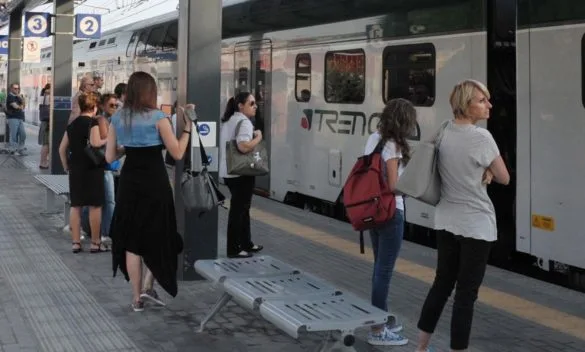 Treni in ritardo, rabbia pendolari Il movimento consumatori in campo