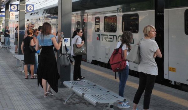 Treni in ritardo, rabbia pendolari Il movimento consumatori in campo