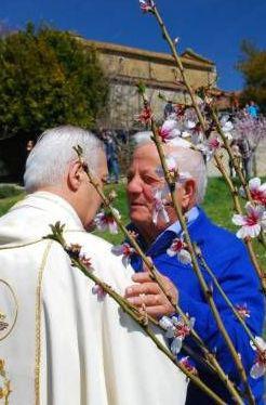 Kesia, un ritorno da brividi Tra canti e fiori a Romena nel bosco dei figli perduti