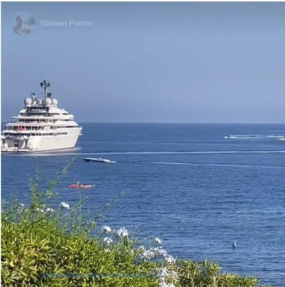 Yacht nell'area protetta Il panfilo dello sceicco nelle acque di Giannutri