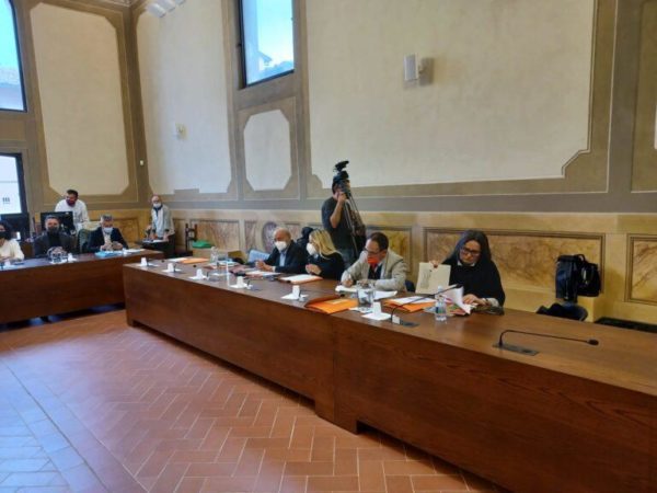 “Chiassai taglia i nastri, ma non l'erba”.  L'attacco del Pd di Montevarchi