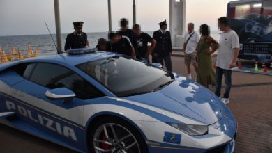 Tanti ragazzi in piazza Guerrazzi a visitare il pullman della Polizia