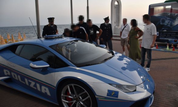 Tanti ragazzi in piazza Guerrazzi a visitare il pullman della Polizia