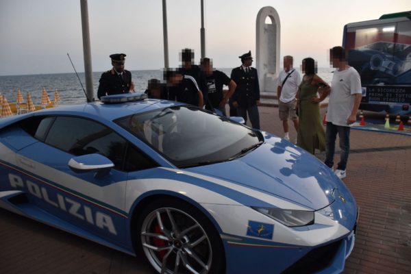 Tanti ragazzi in piazza Guerrazzi a visitare il pullman della Polizia