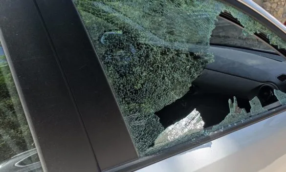 Vetri e lunotti frantumati in via Merloni. FD: "Inaccettabile"