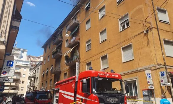 Incendio in un palazzo in zona stazione, famiglie evacuate