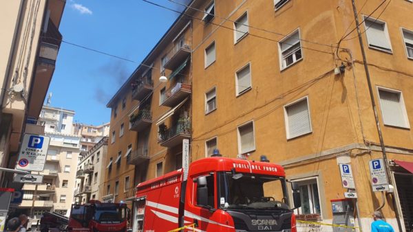 Incendio in un palazzo in zona stazione, famiglie evacuate