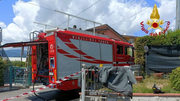 Brucia un garage, arrivano i vigili del fuoco