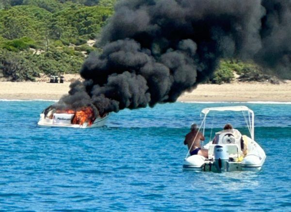 Terrore in mare a Castiglione della Pescaia: incendio della barca, cosa è successo