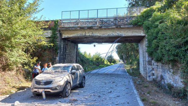 Coltano, camion urta un cavalcavia: calcinacci caduti sopra un’auto