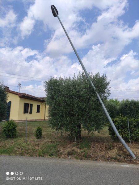 Auto si schianta contro un palo della luce ad Altopascio: grave incidente stradale