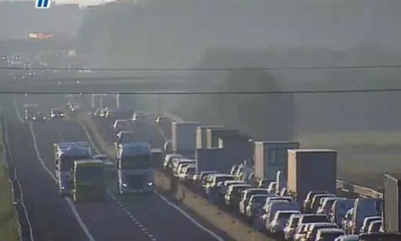 Traffico in tempo reale, altro giorno di partenze e ritorni. Incidente sulla A11, auto ribaltata e lunga coda verso Firenze