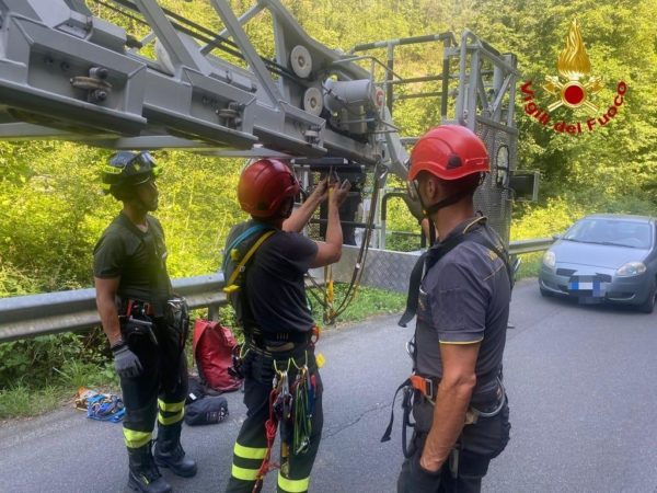 Massa, si infortuna a una caviglia sul greto del fiume Frigido.  Recuperato dai vigili del fuoco