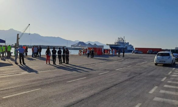 Migranti, la Geo Barents a Marina di Carrara.  197 persone a bordo.  C'è anche un neonato