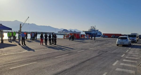 Migranti, la Geo Barents a Marina di Carrara.  197 persone a bordo.  C'è anche un neonato