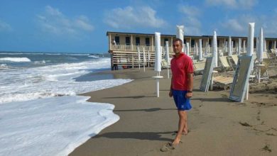 Costa addio: il mare avanza. "Venti metri di battigia in meno in pochi anni: un disastro"