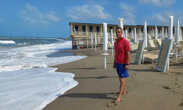 Costa addio: il mare avanza. "Venti metri di battigia in meno in pochi anni: un disastro"
