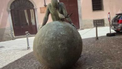 La statua... che si muove Ruotata su se stessa l'opera di De Reggi in piazza Sommoborgo