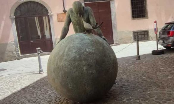 La statua... che si muove Ruotata su se stessa l'opera di De Reggi in piazza Sommoborgo