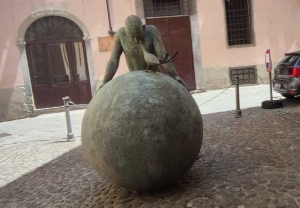 La statua... che si muove Ruotata su se stessa l'opera di De Reggi in piazza Sommoborgo