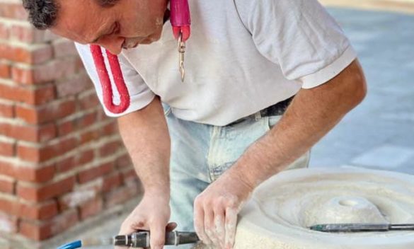 Se l’arte abbatte le barriere Le mani che ’guardano’ dello scultore Tagliaferri