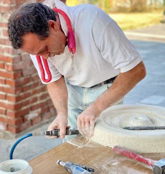 Se l’arte abbatte le barriere Le mani che ’guardano’ dello scultore Tagliaferri