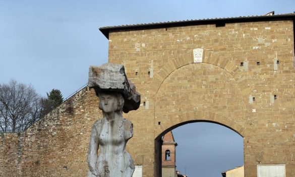 Le mura di Firenze parlano Un agosto col naso all’insù