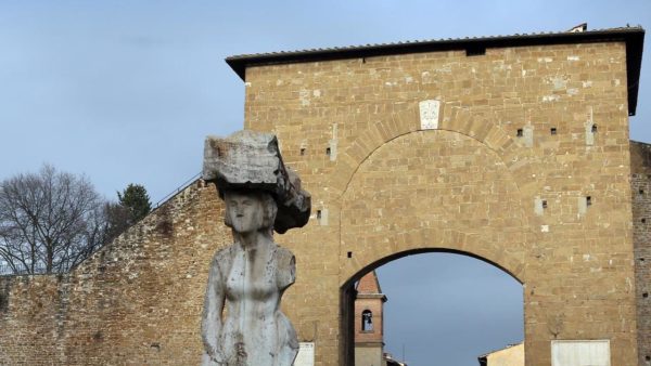 Le mura di Firenze parlano Un agosto col naso all’insù