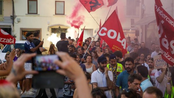 Mondo Convenienza, lo sciopero dei lavoratori di Campi Bisenzio arriva in Parlamento