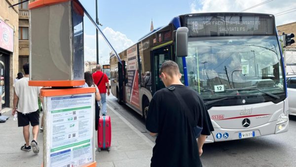 Autobus a Firenze, un’odissea. Rabbia dei passeggeri per i ritardi e le corse saltate