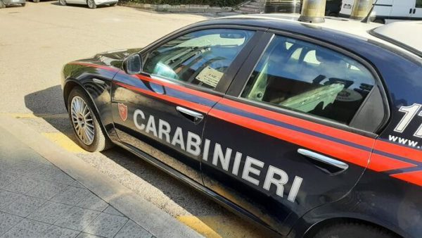 Mostra la pistola all'amico: panico in strada.  Denunciato 17enne