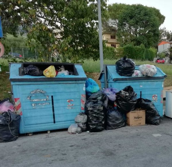 "Basta coi rifiuti a Pescia: la protesta dei residenti"