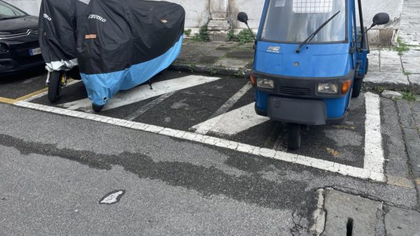 "Piazza trascurata e molti in sosta abusiva"