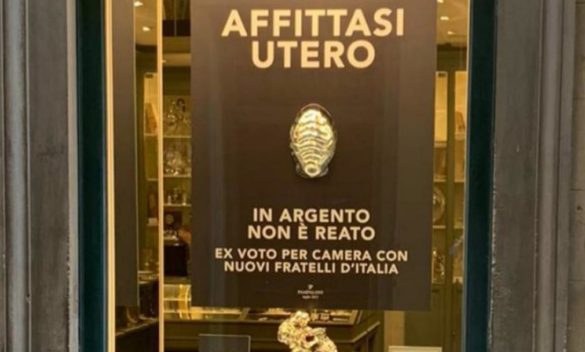 Firenze, polemica per il manifesto “Affittasi utero” sulla vetrina di via Porta Rossa