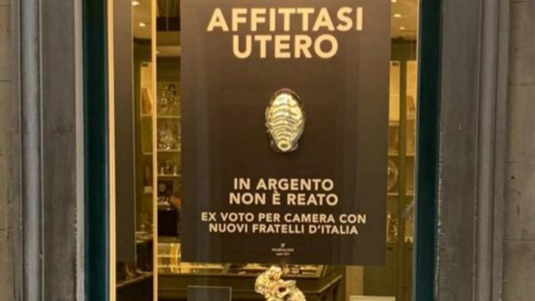 Firenze, polemica per il manifesto “Affittasi utero” sulla vetrina di via Porta Rossa