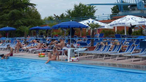 Piscine ad Arezzo, da 3 a 12 euro per un tuffo.  Ecco la mappa dei prezzi