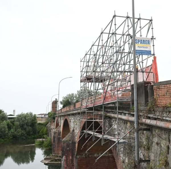 Ponte di Monte San Quirico a Lucca, lavori per la spalletta crollata