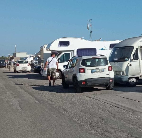 "Via Litoranea chiusa e invasa dai camper E' pericolosa"