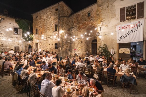 Torna “Tovaglia a quadri”, l’attesa cena spettacolo di Anghiari