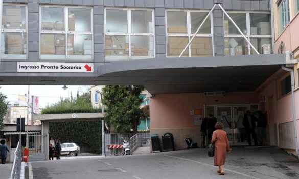 Paura all'ospedale Cisanello: minaccia i sanitari con una siringa