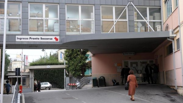 Paura all'ospedale Cisanello: minaccia i sanitari con una siringa