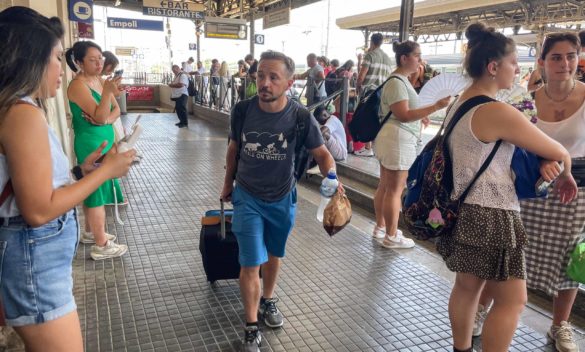 Guasto sulla linea, treni cancellati Turisti nel caos alla stazione Giornata di disagi per i pendolari