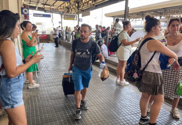 Guasto sulla linea, treni cancellati Turisti nel caos alla stazione Giornata di disagi per i pendolari