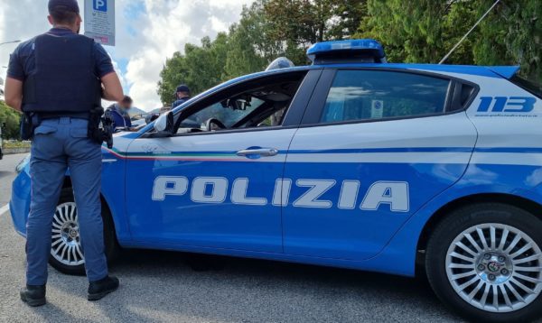 Acrobazie con scooter modificati nella notte, i turisti lasciano l'hotel per la confusione